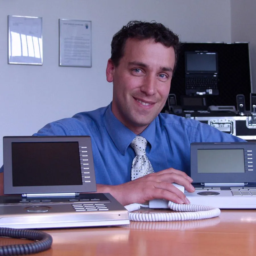 Geschäftsführer Carsten Engel (E-Komm) testet zukunftsweisende Technik HiPath 3000 und OpenScape Office (OSO)