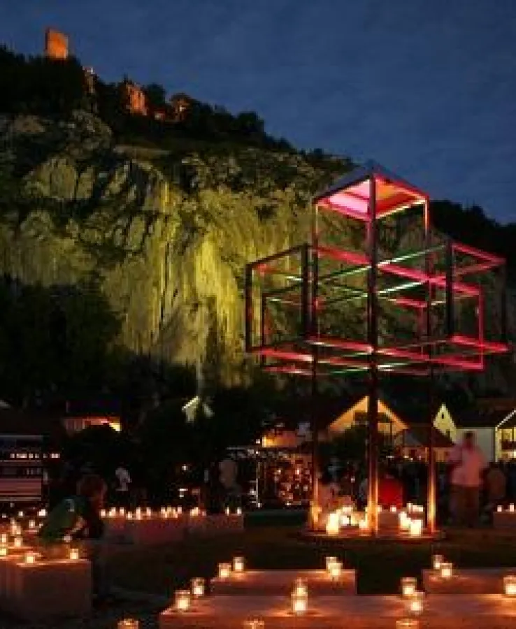 Eine Veranstaltung, die alle Sinne anspricht: TRI-Art Wasser, Klang & Licht im pittoresken Essing (Altmühltal, Bayern)