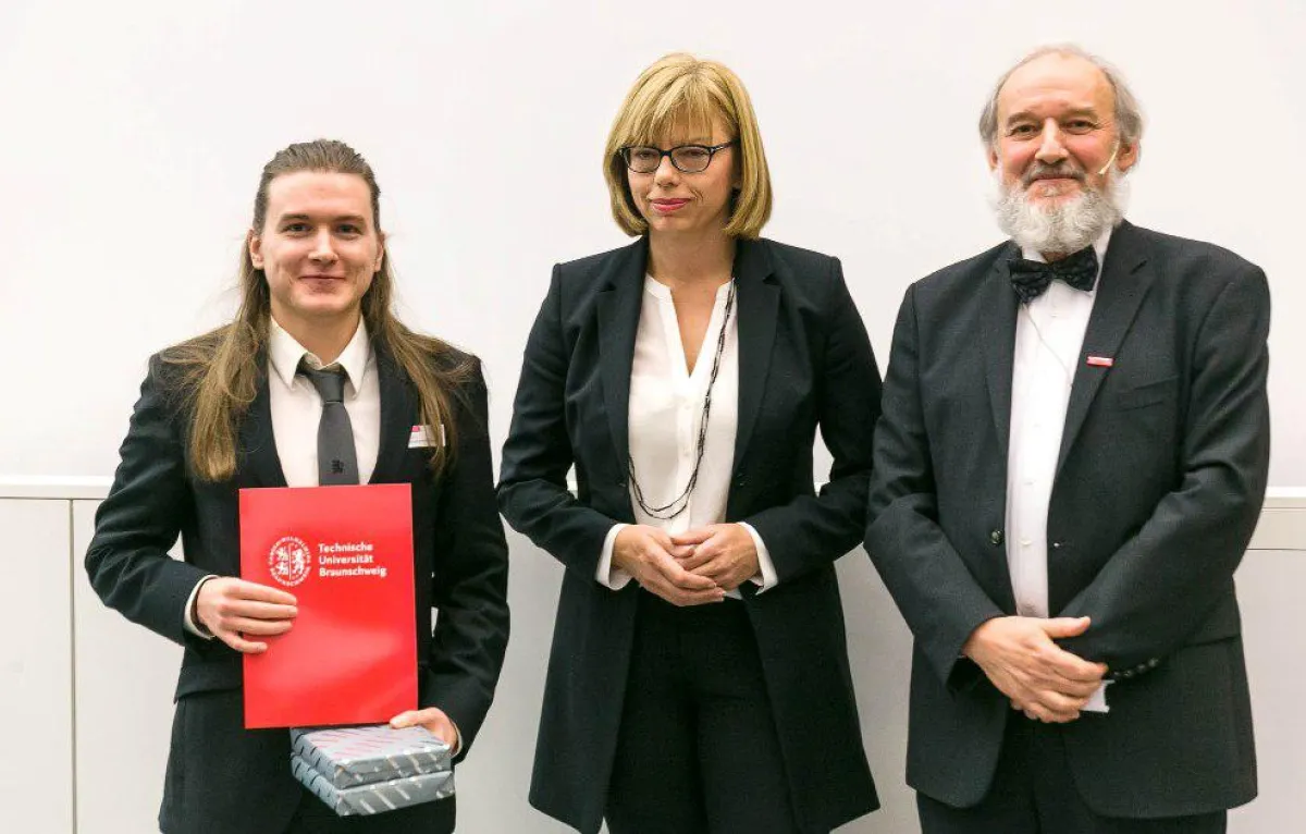 Von links: Dominik Krupke (Preisträger), Anja Schaar-Goldapp (GI) und Prof. Dr. Reinhold Haux (TU).