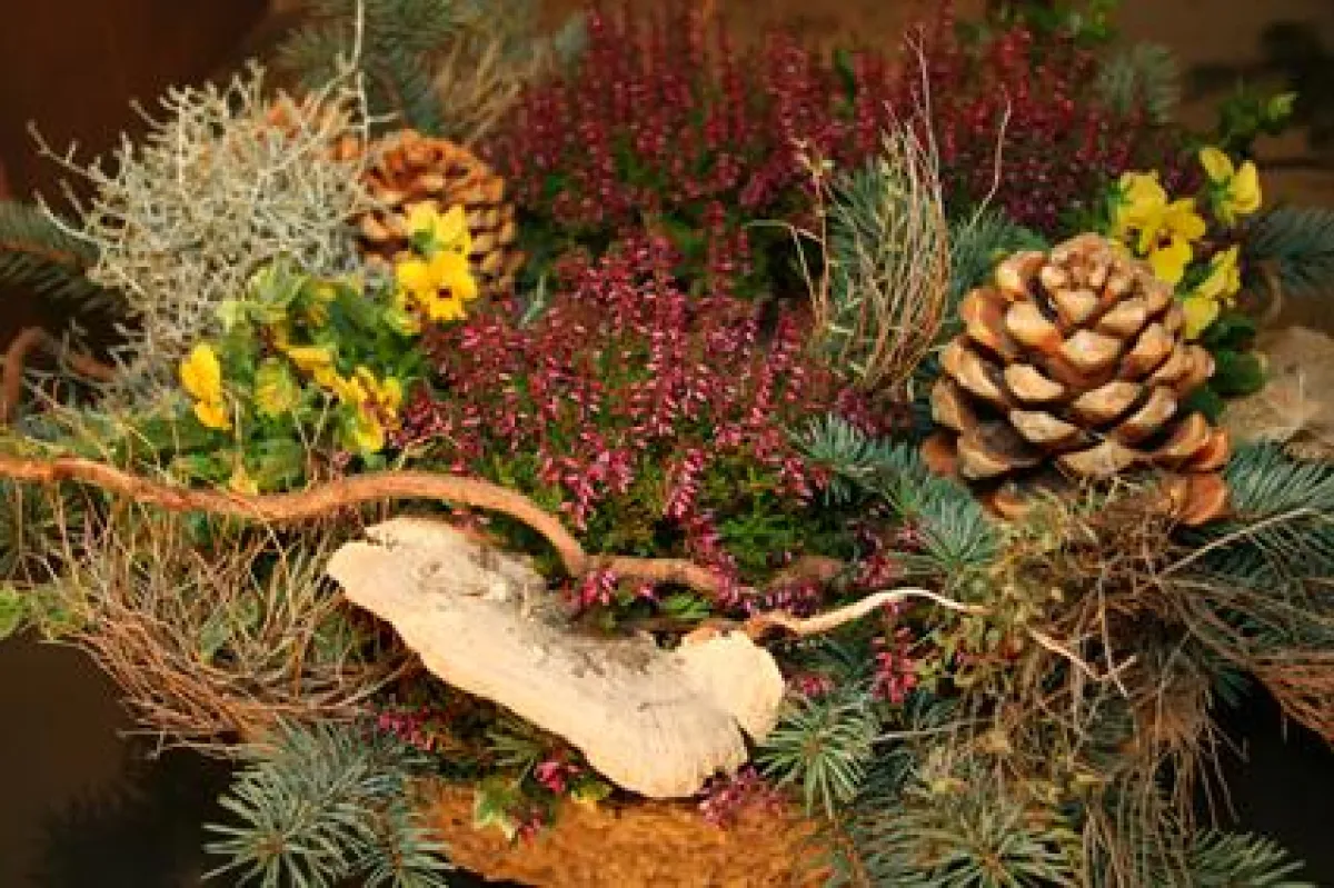 Gestecke, Grabschalen und Blumensträuße gehören zum Grabschmuck für die Totengedenktage. (Foto: BdF)