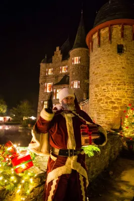 Bild: Weihnachtsmarkt auf der historischen Burg Satzvey 