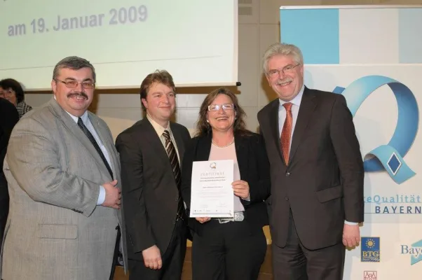 Bild: Urkundenübergabe der ServiceQualität Deutschland in Bayern für das Hotel-Wirtshaus Spundloch, Veitshöchheim