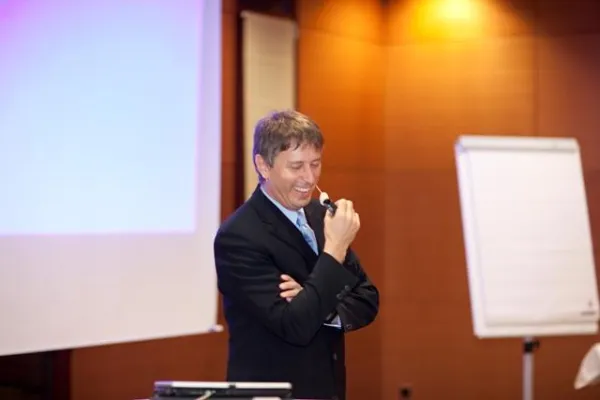 Bild: Verkaufstrainer Thomas Burzler im Kreis der weltbesten Redner