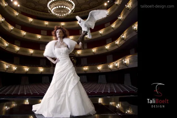 Brautmode von Pronovias W1 WHITE ONE inszeniert für TaliBoelt Design durch den Top Fotografen Markus Hofmann Bild: Brautmode von Pronovias W1 WHITE ONE inszeniert für TaliBoelt Design durch den Top Fotografen Markus Hofmann