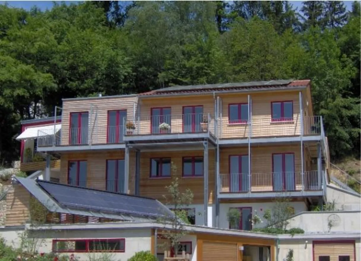 Das innovative Haustechnikkonzept verhilft dem Nullheizenergiehaus trotz leichter Bauweise und notwendiger sommerlicher Kühlung zu einem Heizwärmebedarf von lediglich 11,3 kwh/(m²a).