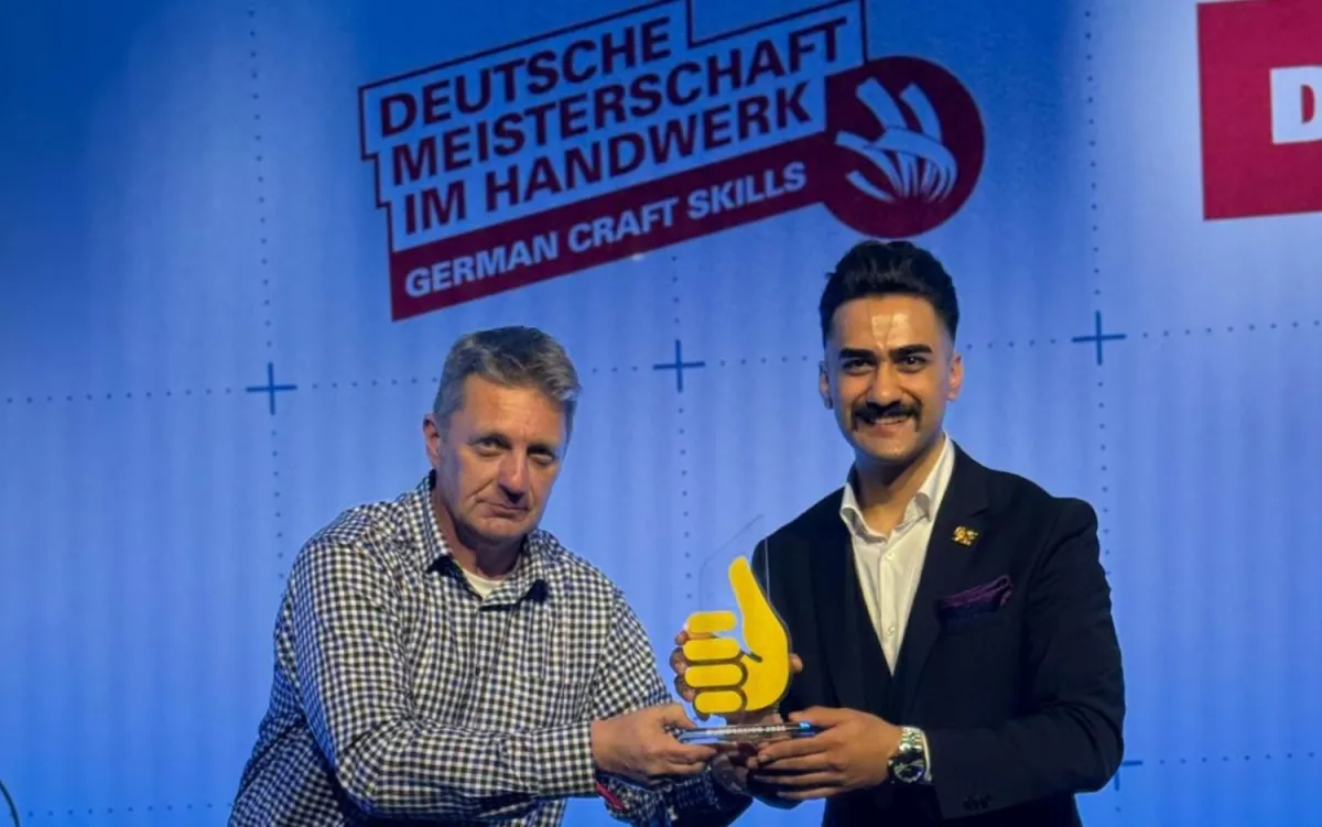 Bundessieger Davood Nia Rashid (r.) und Ausbilder Marek Mayer von der Kliewe GmbH. (© Kliewe GmbH)