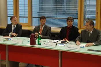 Bild: FH Frankfurt erhält von Siemens Laborplätze im Wert von 35.000 Euro