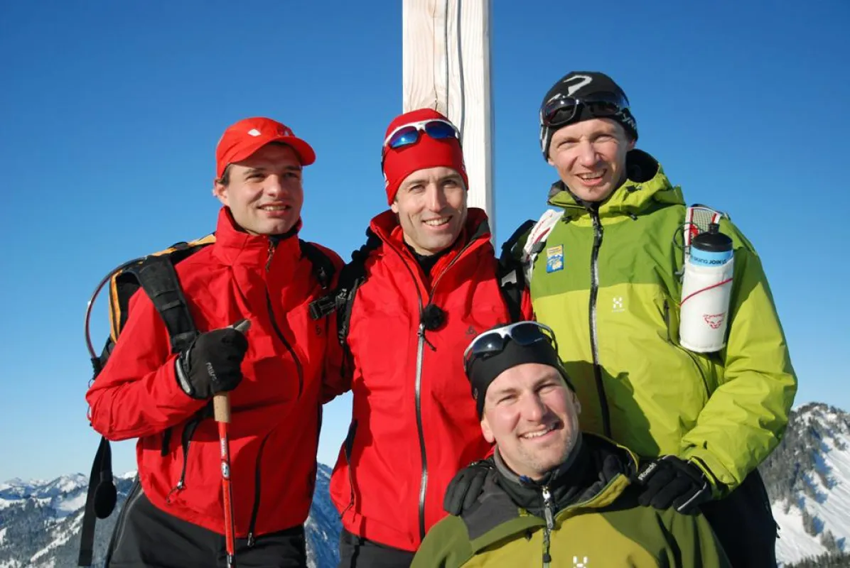 Das Team der Extremtour: obere Reihe v.l. Dietmar Rexhausen, Peter Schlickenrieder, Patrick Jost, hockend Martin Leitner