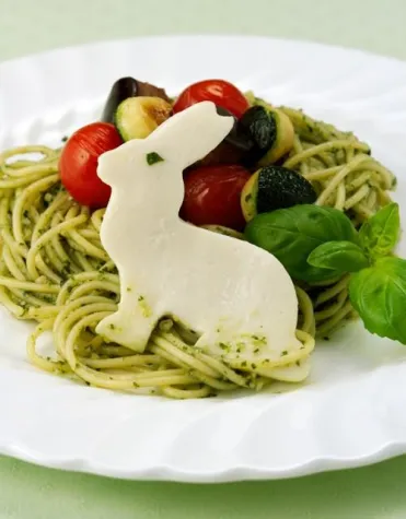 Bild: Eiersuche im Pasta-Nest