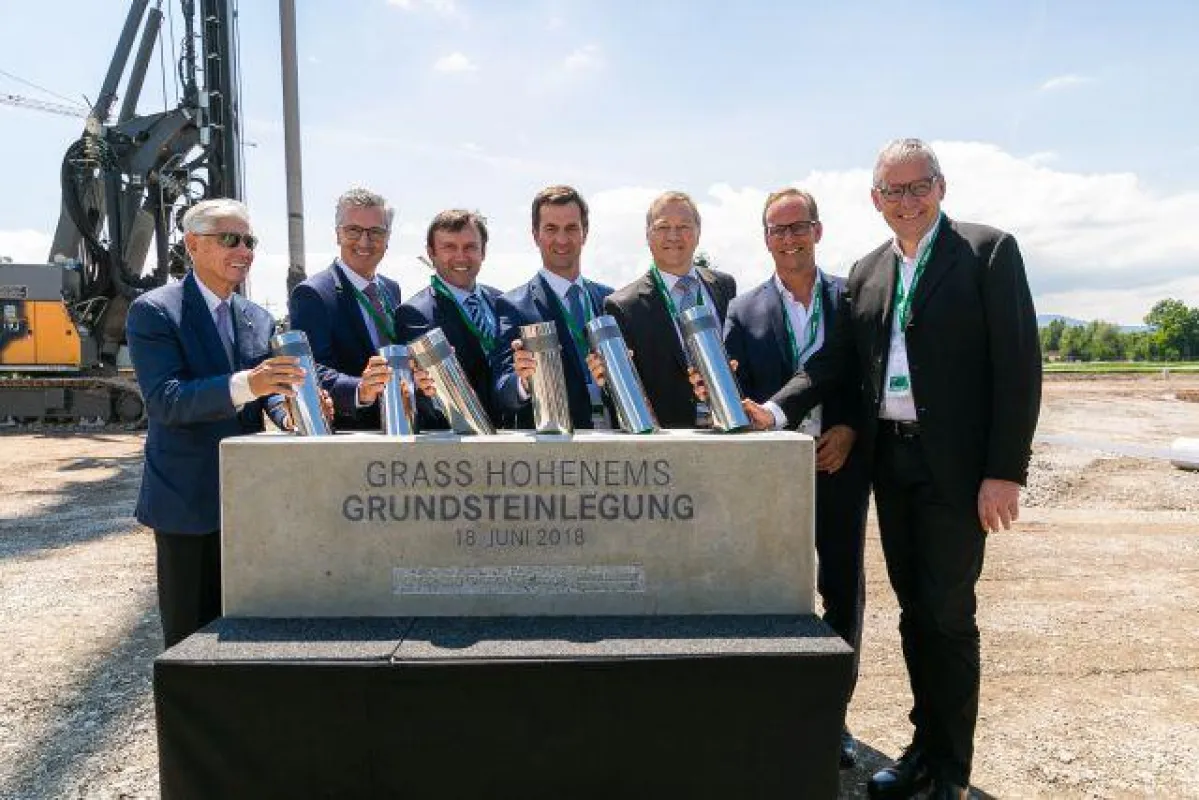 In den Grundstein wurden sechs Zeitkapseln eingebracht; © M. Riesterer