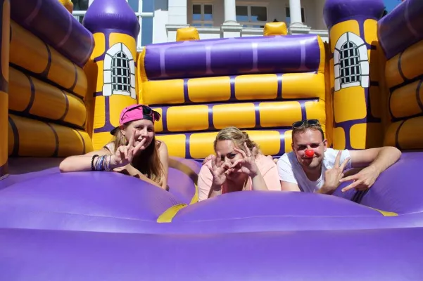 Bild: Die sommerlichen Motto-Partys im Kids Club des Steigenberger Grandhotel and Spa