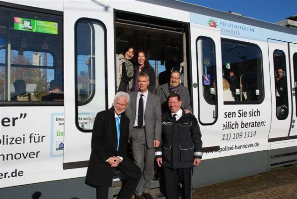 Straßenbahn wirbt für polizeiliche Beratung Bild: Straßenbahn wirbt für polizeiliche Beratung