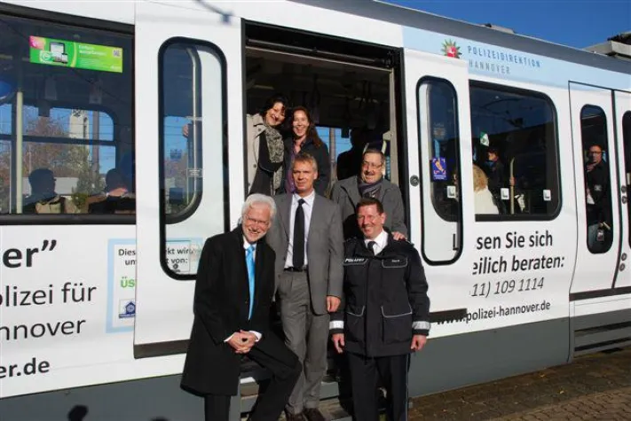 Bild: Straßenbahn wirbt für polizeiliche Beratung