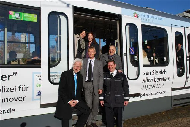 Bild: Straßenbahn wirbt für polizeiliche Beratung