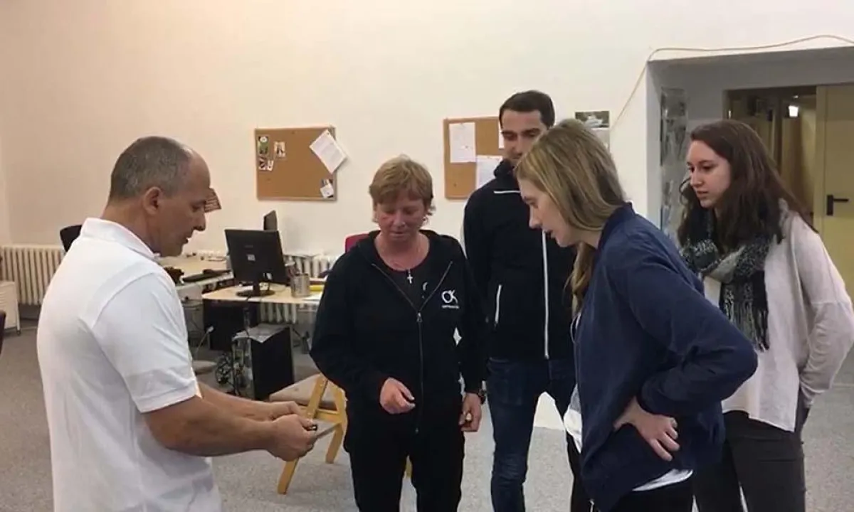 Sicherheits-Experte T. Ringeltaube schult Mitarbeiter der OffRoadKids im Umgang mit der Alarmanlage