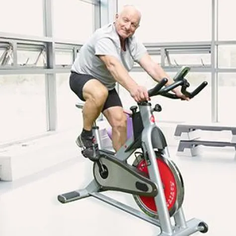 Rekordversuch mit AsVIVA Speedbike – Kurt „Eisenkurt“ Köhler radelt für guten Zweck Bild: Rekordversuch mit AsVIVA Speedbike – Kurt „Eisenkurt“ Köhler radelt für guten Zweck