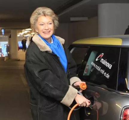 Bild: Petra Roth eröffnet erste Mainova-Stromtankstelle in Frankfurt