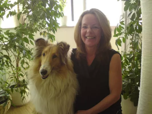 Bild: Versicherungsberaterin Daniela Zimmermann (gem. §34e) hilft im Alter bei hohen Beiträgen sinnvoll einzusparen