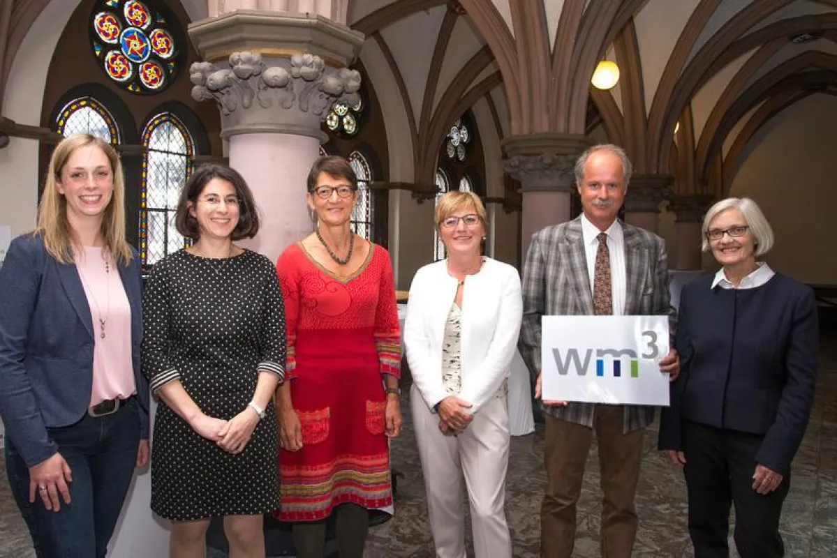 Projektkoordinatorinnen und Projektleitungen der drei Hochschulen bei der Abschlussfeier: (von links) Nadine Schönwolf (JLU), Franziska Sweers (UMR), Dr. Martha Cremer-Bach (T (Foto: Markus Farnung)