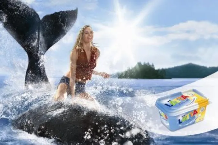 Bild: Werbespot made in Hollywood - Animal Makers lassen für LÄTTA mit Probiotik eine Frau auf einem Wal reiten