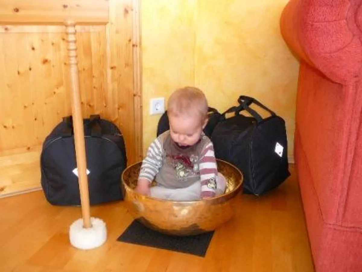 Markus spielt mit einer Klangschale