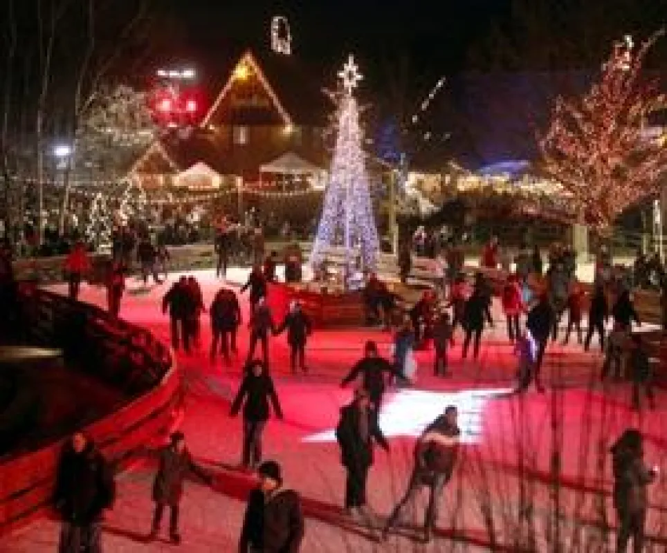 Festlich beleuchtete Open-air Eislaufbahn auf Meyers Hof