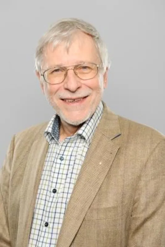Vorstand Prof. Dr. Klaus P. Schäfer freut sich über die Aufnahme des BioLAGO (© BioLAGO)