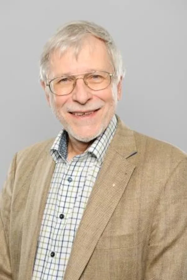 Vorstand Prof. Dr. Klaus P. Schäfer freut sich über die Aufnahme des BioLAGO (© BioLAGO)