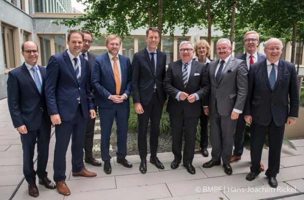 Bild: Innovationsschub mit Künstlicher Intelligenz: Plattform Lernende Systeme nimmt ihre Arbeit auf