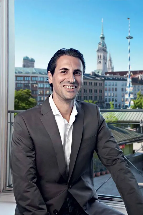 ZTM Alexandros Toulopis stellt Frontzahnästhetik direkt am Viktualienmarkt - München - her