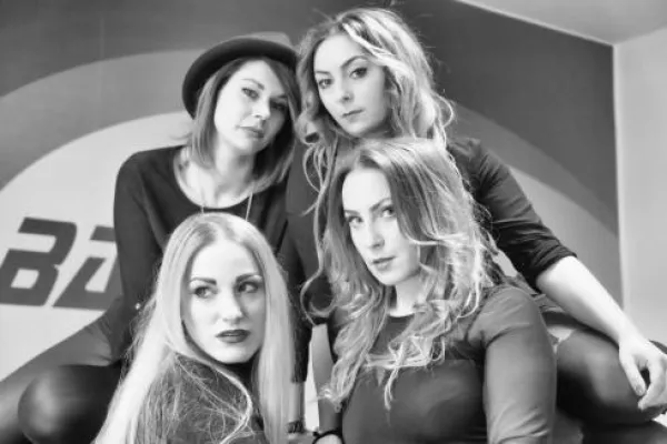 Bild: Großer retro-Friseursalon in Nürnberg eröffnet