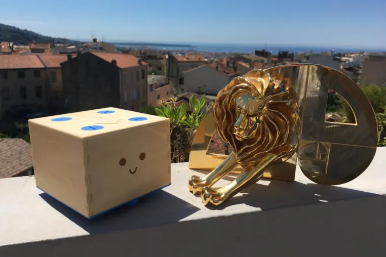 Bild: Cubetto, das Programmier-Spielzeug ohne Bildschirm, gewinnt einen Gold-Löwen in Cannes