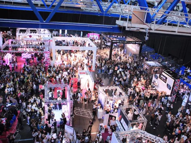 Bild: Arena Mietmöbel lässt die Beauty Convention GLOW erstrahlen