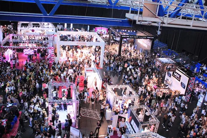 Bild: Arena Mietmöbel lässt die Beauty Convention GLOW erstrahlen