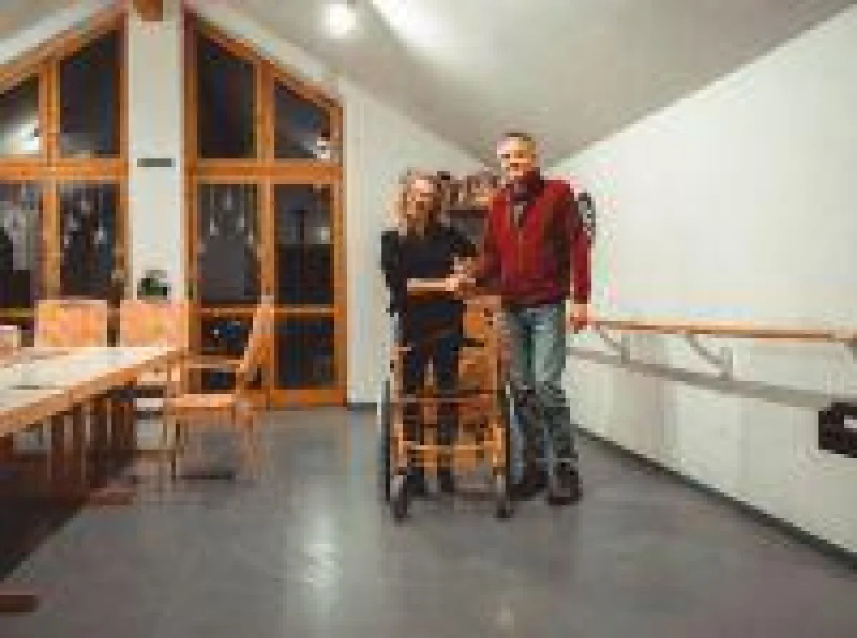 Rollator im Pflegeheim-Wheellator-orange-Gehhilfe fuer Rentner sowie Hilfsmittel bei Pflegestufe