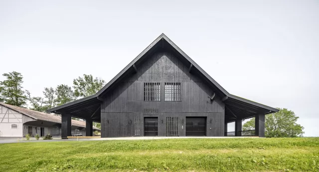Bild: Ein Clubhaus besinnt sich der traditionellen Architektur  