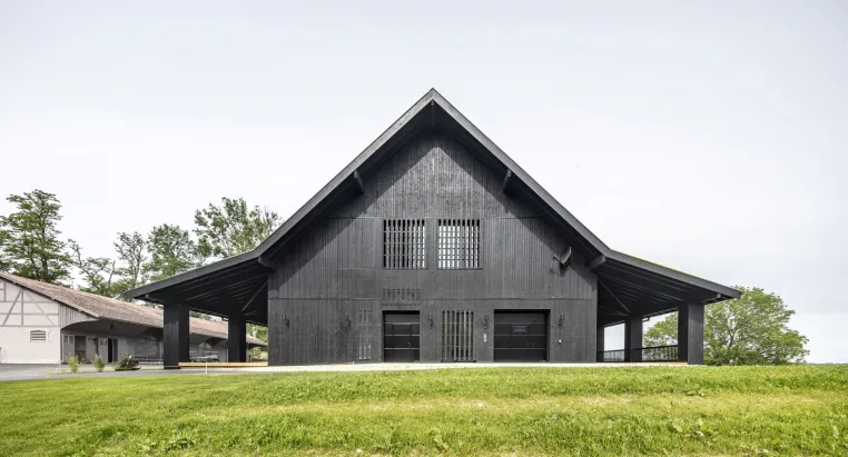 Ein Clubhaus besinnt sich der traditionellen Architektur Bild: Ein Clubhaus besinnt sich der traditionellen Architektur