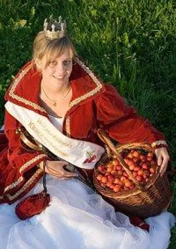 8. Deutsche Meisterschaften im Kirschsteinweitspucken mit Weltrekordversuch Bild: 8. Deutsche Meisterschaften im Kirschsteinweitspucken mit Weltrekordversuch