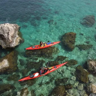 Mediterrane Inselschönheiten vom Wasser aus entdecken – Seekajaktouren im Mittelmeer Bild: Mediterrane Inselschönheiten vom Wasser aus entdecken – Seekajaktouren im Mittelmeer