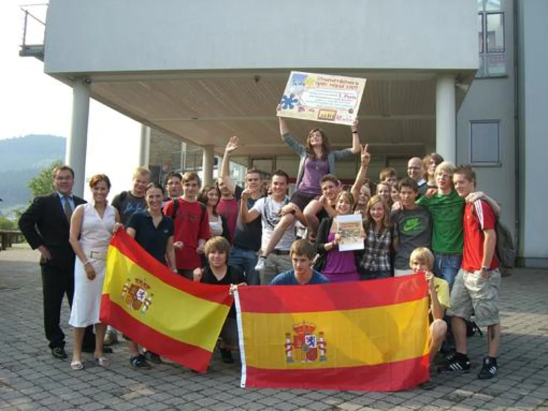Echte Siegertypen: Die Klasse 10 c, Nadja Sölter von RUF Jugendreisen, die Klassenlehrer Frau Thielmann und Herr Vollmert und die Schulleitung des Gymnasiums der Stadt Lennestadt