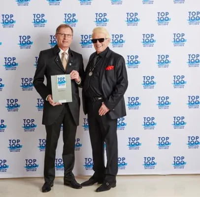 Bild: Kult-Star Heino überreicht Deutsch Optik + Akustik aus Eitorf „TOP 100 AKUSTIKER 2017/18“