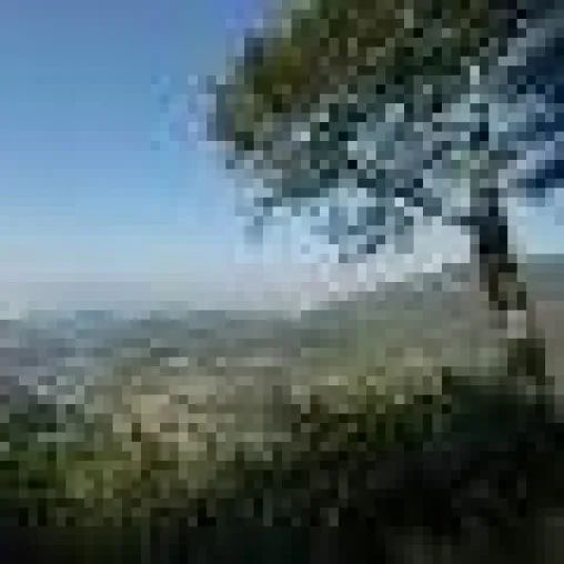 Bild: Wandern zwischen Bergen und Burgen