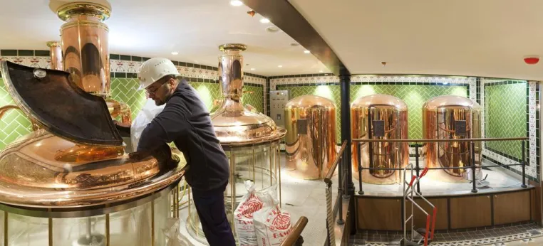 Bild: O‘zapft is noch nicht – aber der Taufbock für AIDAsol ist jetzt angesetzt