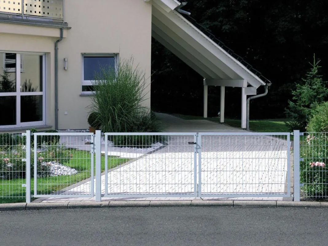 Gradlinig, dezent und robust: die Doppelstabtore und -zäune von GAH-Alberts.