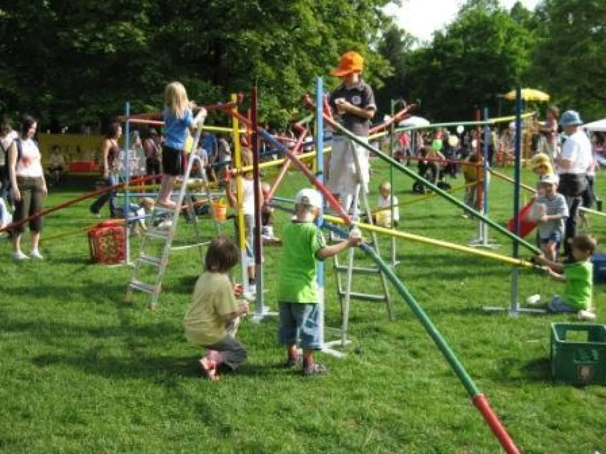 Spiel, Spaß und Informationen gibt es auf dem Eröffnungsfest der Sommerspielsaison 2011 am 08.05.2011 im Münchner Hirschgarten