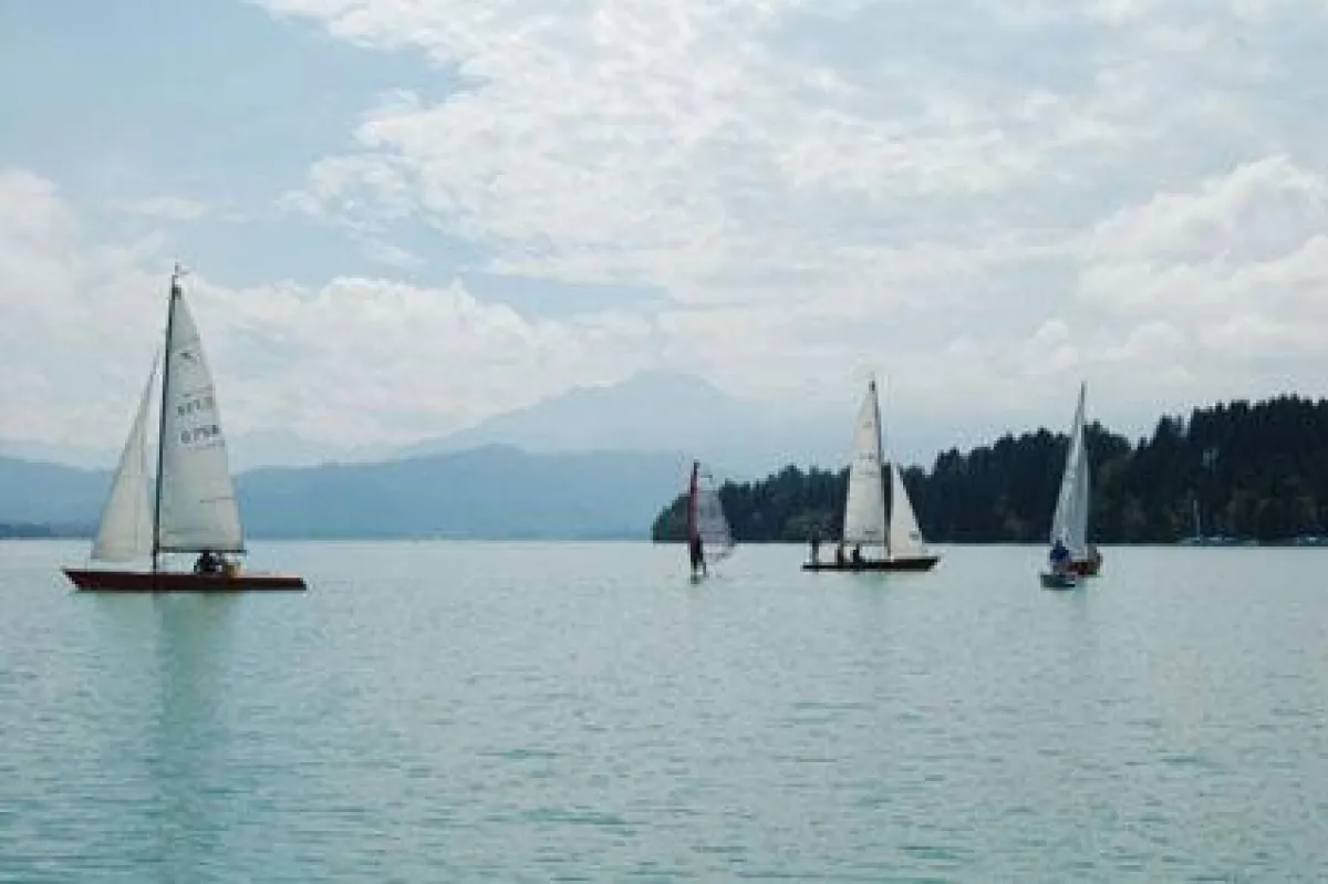 Segeln über römische Relikte auf dem Allgäuer Forggensee © Forggensee-Yachtschule