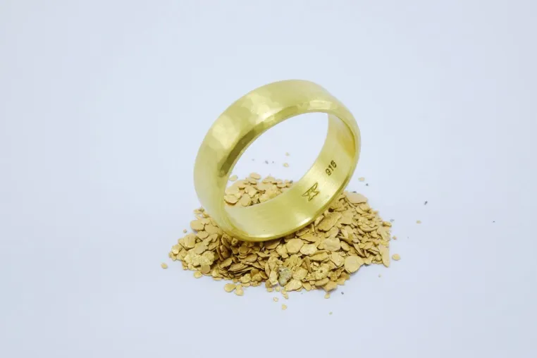 Bild: Sensation: Schmuck aus Schweizer Naturgold / Waschgold