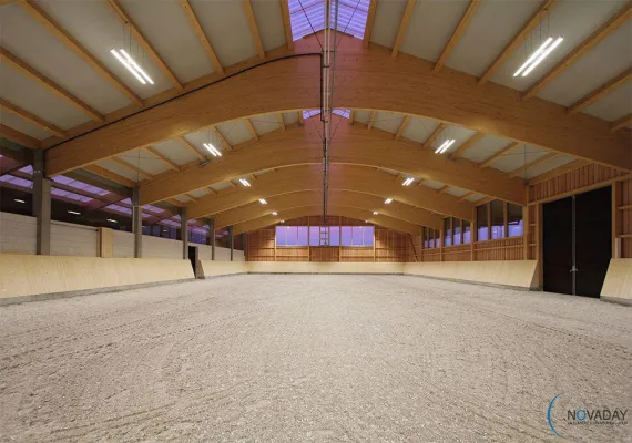 Bild: Novaday Deutschland präsentiert seine innovative Reithallenbeleuchtung auf der eurocheval