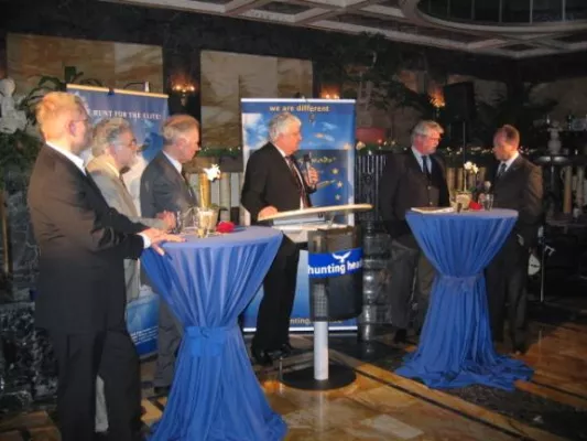 10 Jahre im Zeichen des Falken, Headhunter von hunting heads feiern mit Hans Meiser Bild: 10 Jahre im Zeichen des Falken, Headhunter von hunting heads feiern mit Hans Meiser