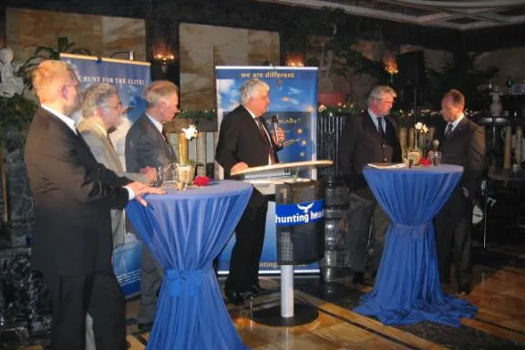 10 Jahre im Zeichen des Falken, Headhunter von hunting heads feiern mit Hans Meiser Bild: 10 Jahre im Zeichen des Falken, Headhunter von hunting heads feiern mit Hans Meiser